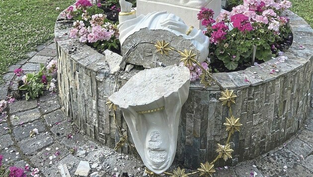 Die zerstörte Marienstatue im Gebetsgarten. Auch Jesus am Kreuz und andere religiöse Symbole wurden beschädigt.