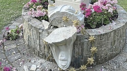 Die zerstörte Marienstatue im Gebetsgarten. Auch Jesus am Kreuz und andere religiöse Symbole wurden beschädigt. (Bild: Die Floridsdorfer Zeitung)