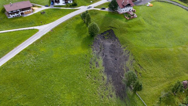 Ein riesiger Krater wurde durch die Bombenexplosion in die Bergwiese gerissen. (Bild: zeitungsfoto.at/Liebl Daniel)