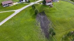 Ein riesiger Krater wurde durch die Bombenexplosion in die Bergwiese gerissen. (Bild: zeitungsfoto.at/Liebl Daniel)