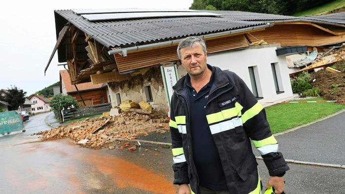 Johann Schmid, Bürgermeister von St. Johann im Saggautal ist selbst Feuerwehrmann und koordiniert den Einsatz.