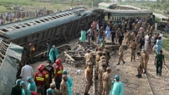 In den umgekippten Waggons wurden noch eingeklemmte Personen vermutet. (Bild: APA/AFP/Husnain ALI)