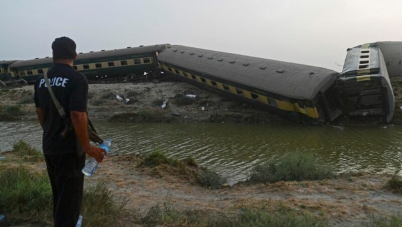 Insgesamt entgleisten zehn der 17 Waggons. (Bild: APA/AFP/ASIF HASSAN)