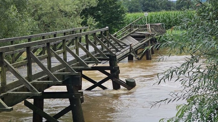 In Dobersdorf wurde durch Hochwasser eine Fußgängerbrücke schwer beschädigt.