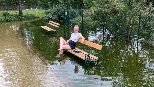 Nach den heftigen Unwettern herrschte in weiten Teilen Österreichs am Sonntagnachmittag noch „Land unter“ - langsam wagte man sich aber auch in den Überschwemmungsgebieten (hier: Klagenfurter Uni/Lakesidepark) wieder ins Freie. (Bild: „Krone“-Lesereporter)