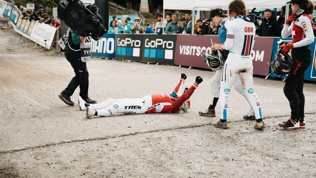 Vali Höll wälzte sich nach der Zieleinfahrt vor Freude am Boden. (Bild: Moni Gasbichler)