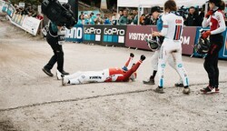 Vali Höll wälzte sich nach der Zieleinfahrt vor Freude am Boden. (Bild: Moni Gasbichler)