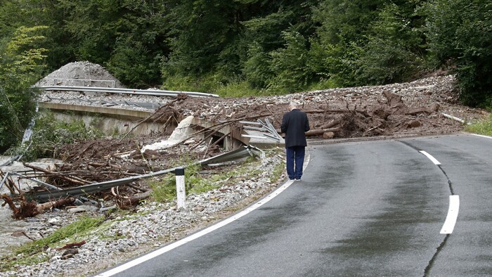 Der Regen lässt zwar nach, die Gefahr von Hangrutschungen ist aber immer noch nicht gebannt.