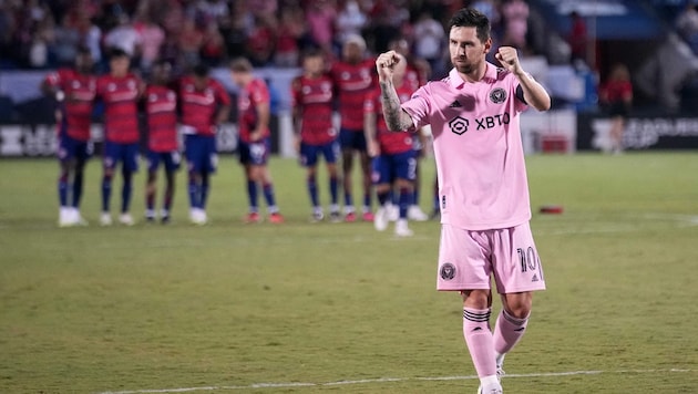 Lionel Messi traf in der regulären Spielzeit doppelt - und dann auch vom Elfmeterpunkt. (Bild: APA/Getty Images via AFP/GETTY IMAGES/Alex Bierens de Haan)