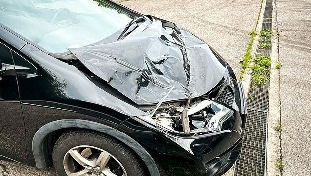 Die Spuren auf der Motorhaube sind deutlich zu erkennen. (Bild: FF Roitham)