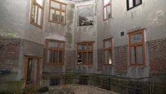 Gegen 4.50 Uhr wurden die Bewohner des Hauses in der Goldschlagstraße von einer Explosion aus ...