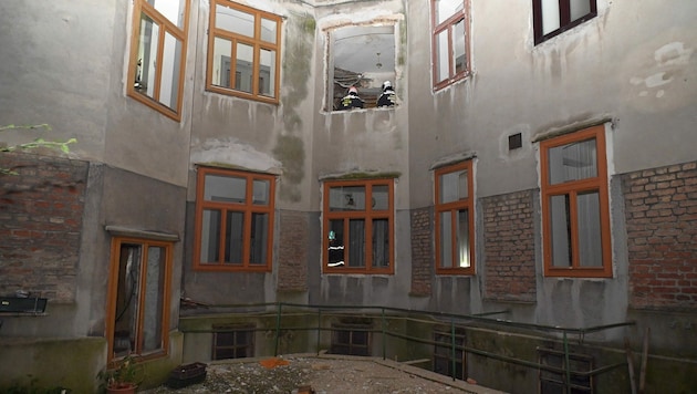 Gegen 4.50 Uhr wurden die Bewohner des Hauses in der Goldschlagstraße von einer Explosion aus dem Schlaf gerissen. (Bild: Stadt Wien/Feuerwehr)