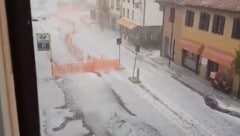 In Tricesimo trieben mitten im August Eisschollen durch die Stadt. (Bild: Screenshot: TGla7)