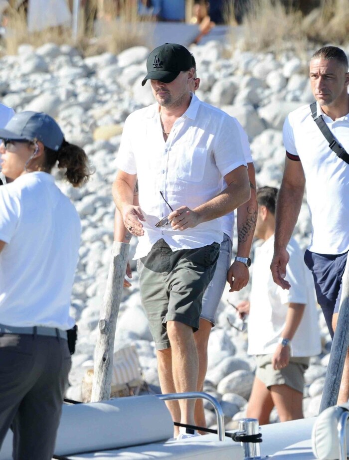 Hier wurde DiCaprio mit Freunden abgelichtet, als sie auf Ibiza ankamen.