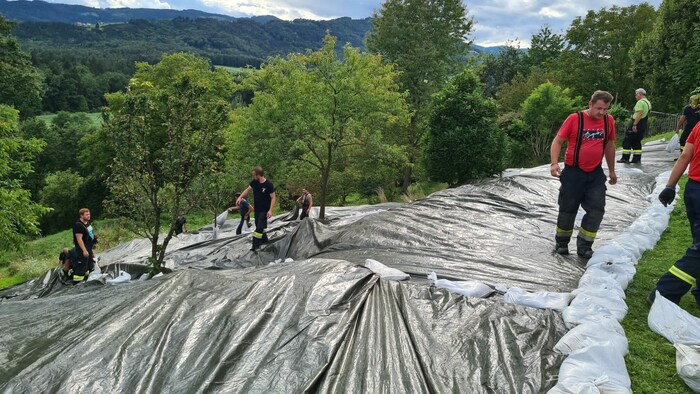 Auch in Deutschlandsberg deckten die Einsatzkräfte der Feuerwehr die Hänge mit Planen ab.