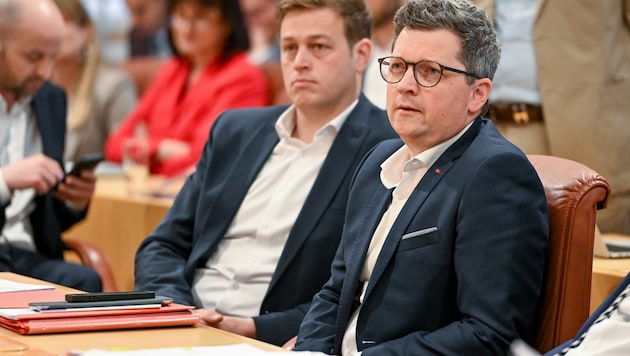 SPÖ-Chef Michael Lindner möchte kein Bezügeplus von knapp 5 Prozent. Grüner Stefan Kaineder (li.) aber schon. (Bild: Dostal Harald)