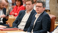 SPÖ-Chef Michael Lindner möchte kein Bezügeplus von knapp 5 Prozent. Grüner Stefan Kaineder (li.) aber schon. (Bild: Dostal Harald)