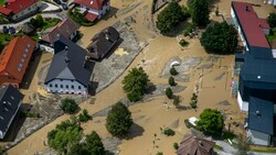 Die Aufräumarbeiten nach den Überschwemmungen haben in Slowenien begonnen. Im Bild der Ort Crna na Koroskem (Bild: Associated Press)