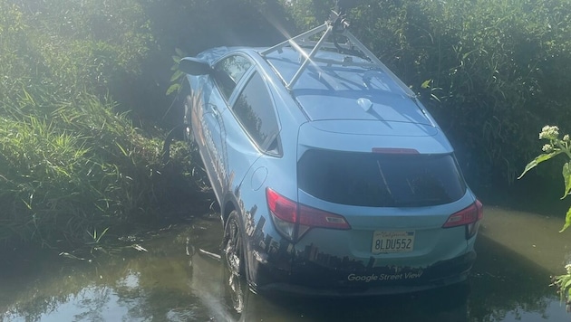 Die Verfolgungsjagd endete für das Google-Auto in einem Bachbett. (Bild: Middletown Police Department)