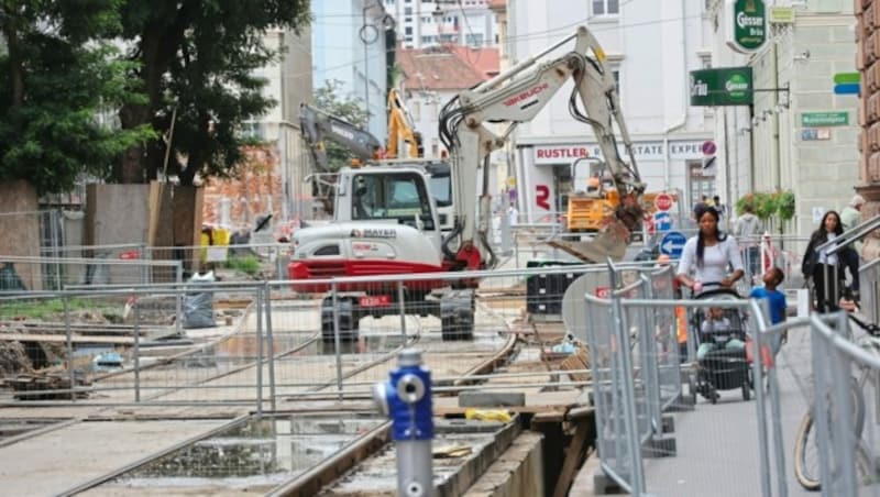 Die Neutorgasse bleibt für den Verkehr bis auf Weiteres gesperrt. (Bild: Christian Jauschowetz)