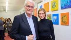 Sky du Mont und Julia Schütze in der Ausstellung „Manfred Baumanns Schwester zeigt Gefühle durch Bilder“ in der Kunstfabrik Wien. (Bild: Starpix / picturedesk.com)