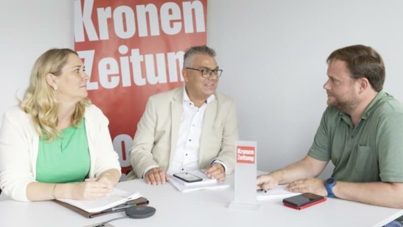 Catharina Jahn und Stefan Garbislander (Mitte) im Gespräch mit Manuel Schwaiger von der „Krone“. (Bild: Christian Forcher)