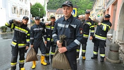 Kommandant Franz Hödl und seine Kameraden der Feuerwehr Ehrenhausen stehen seit Tagen im Einsatz. (Bild: Christian Jauschowetz)
