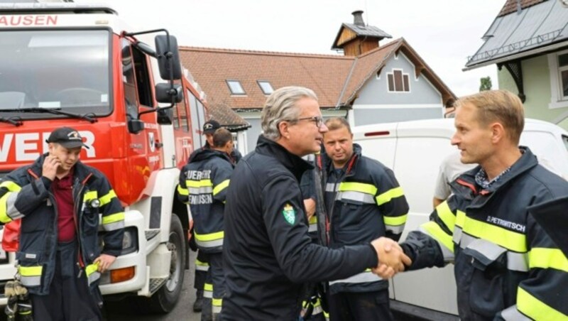 Landeschef Drexler bedankte sich am Montagvormittag noch einmal persönlich bei Feuerwehrleuten. (Bild: Christian Jauschowetz)