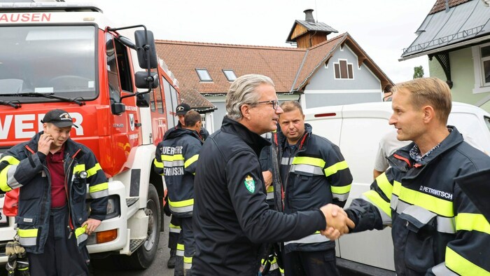 Landeschef Drexler bedankte sich am Montagvormittag noch einmal persönlich bei Feuerwehrleuten.