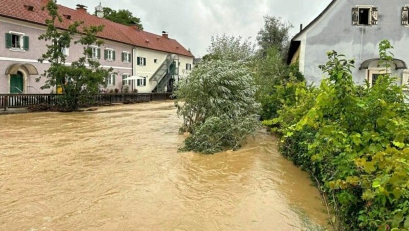 In Ehrenhausen stand am Samstag das Ortszentrum komplett unter Wasser. (Bild: Fredl)