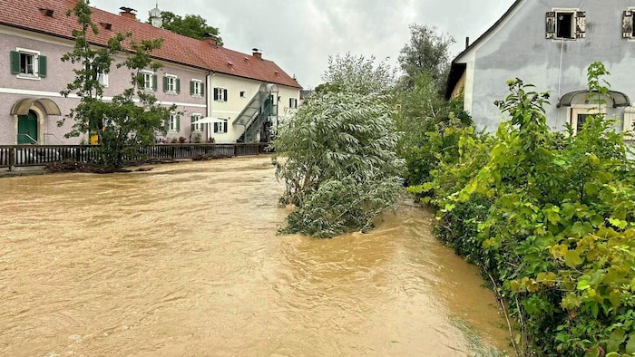 In Ehrenhausen stand am Samstag das Ortszentrum komplett unter Wasser.