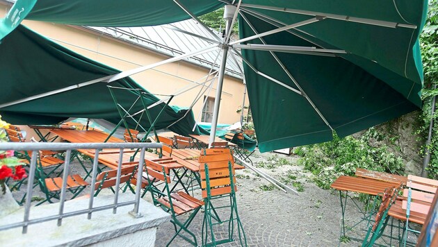 Beim Unfall kamen ein Schirm und einige Teile der Garteneinrichtung zu Schaden. Verletzt wurde aber niemand. (Bild: Birbaumer Johanna)