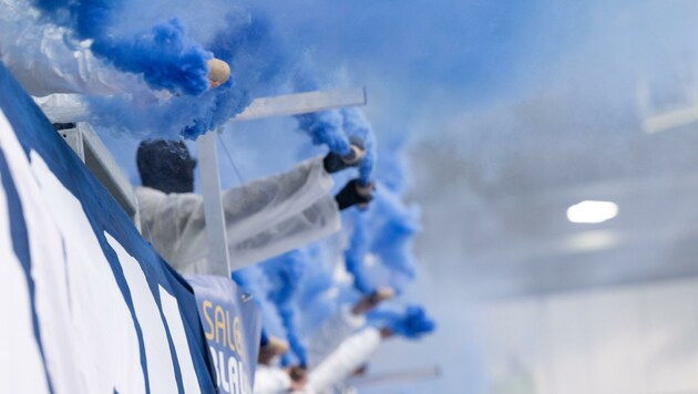 Vermummte im Blau-Weiß-Fansektor sorgten für eine Spielunterbrechung gegen Hartberg. (Bild: EXPA)