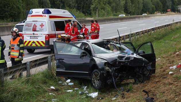 Zwei rumänische Staatsbürger wurden auf der A1 von einem herrenlosen Reifen getroffen. (Bild: Lauber/laumat.at Matthias)