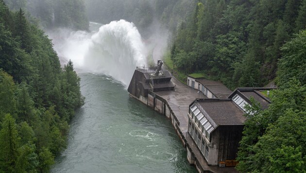 Beim Kraftwerk Klaus musste wieder einmal aus Nivellierungsgründen Wasser abgelassen werden. (Bild: TEAM FOTOKERSCHI / RAUSCHER)