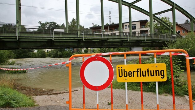 In Bad Ischl musste die Unterführung der Eisenbahnbrücke gesperrt werden. (Bild: Hörmandinger Reinhard)