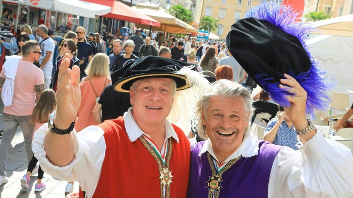 Willi Noll und Stefan Lindner sind ihren Stadtrichter-Kollegen und vor allem den Besuchern des Altstadtzaubers dankbar: Die großzügigen Spenden gehen an die Kinderkrebshilfe und weitere Notfälle in Kärnten.