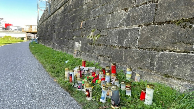 Kerzen erinnern an den tragischen Absturz: Ein 20-Jähriger dürfte auf der Mauer das Gleichgewicht verloren haben. (Bild: Katrin Fister)