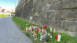 Kerzen erinnern an den tragischen Absturz: Ein 20-Jähriger dürfte auf der Mauer das Gleichgewicht verloren haben. (Bild: Katrin Fister)