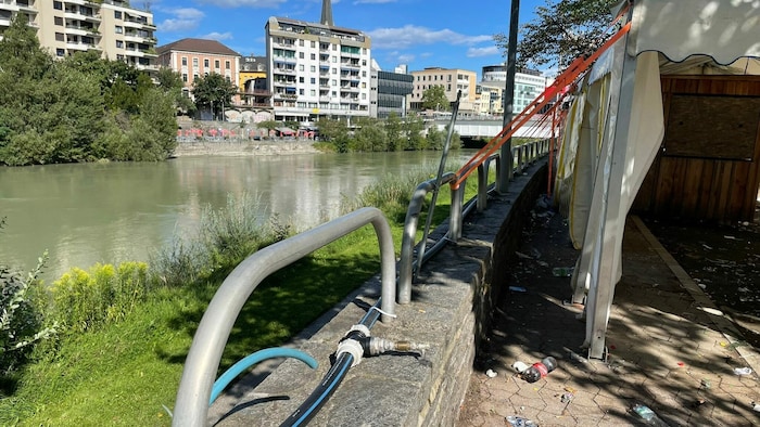 Auf dieser Mauer dürfte der junge Mann das Gleichgewicht verloren haben.