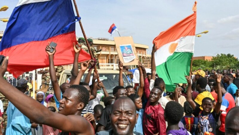 Befürworterinnen und Befürworter der neuen Machthaber in Niamey (Niger) (Bild: AFP)