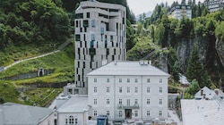 Der neue Hotelturm hinter dem altehrwürdigen Badeschloss am Gasteiner Straubingerplatz. (Bild: EXPA/ JFK)