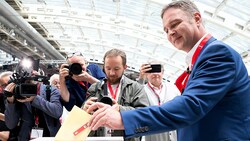 Andreas Babler bei der Abstimmung in Linz (Bild: APA/GEORG HOCHMUTH)