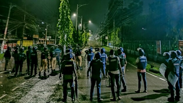 Polizeieinsatz in Bangladesch am Sonntag (Bild: AFP/Mamun Hossain)