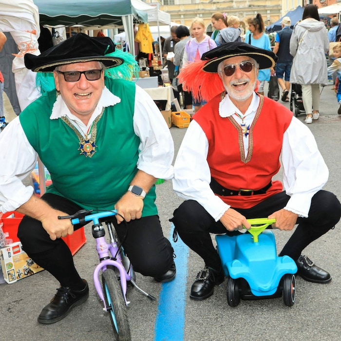Ratsherr Hans Repnig und Münzer Walter Lamprecht probieren auch dann und wann Flohmarktware aus. ...