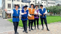 Wolfgang Handler, Andreas Schimpl, Gottlieb Amadeus Kowatsch, Christoph Thausing, Hans Schaunig tragen bereits das Ornat der Stadtrichter zu Clagenfurth. (Bild: Stadtrichte rzu Clagenfurth)