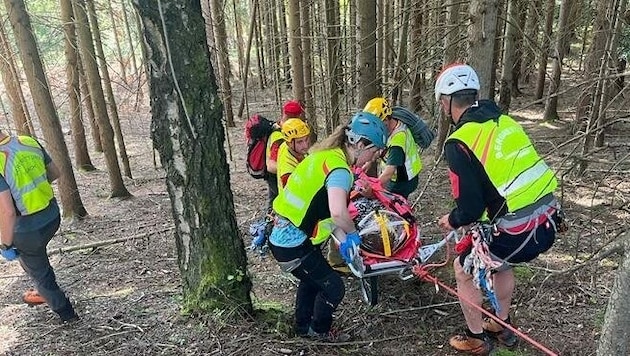 Der Bergrettungsdienst Villach barg eine Schwammerlsucherin, die gestürzt war. (Bild: Bergrettung Villach)