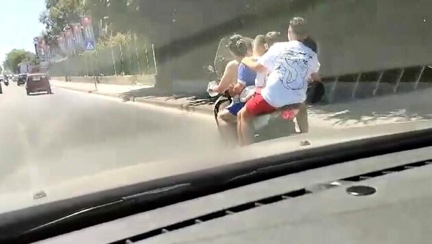 Eine fünfköpfige Familie braust auf einem Motorroller durch die italienische Stadt Pozzuoli. (Bild: facebook.com/francescoemilioborrell)