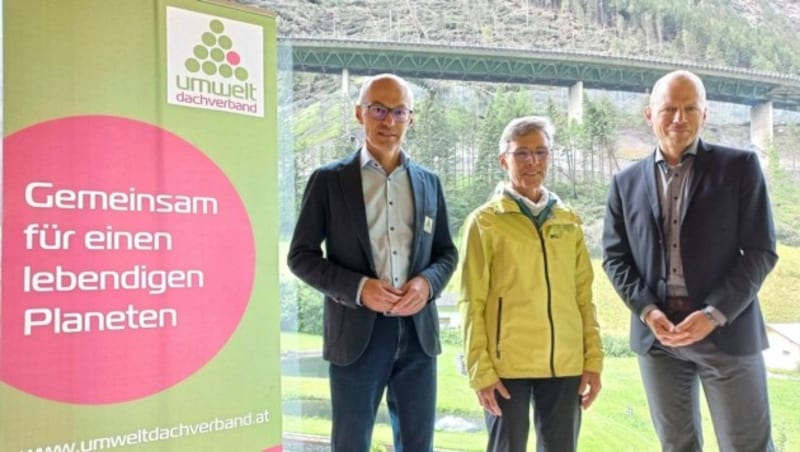 Franz Maier (li.) mit Elisabeth Ladinser und Stephan Tischler. Das Trio tourt anlässlich des 50-jährigen Jubiläums des Umweltdachverbandes durch Österreich. Im Fokus steht der Transitverkehr im Alpenraum. Diesen müsse man auf die Bahn verlagern. (Bild: Umweltdachverband)