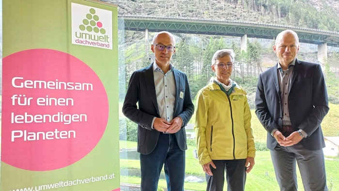 Franz Maier (li.) mit Elisabeth Ladinser und Stephan Tischler. Das Trio tourt anlässlich des ...